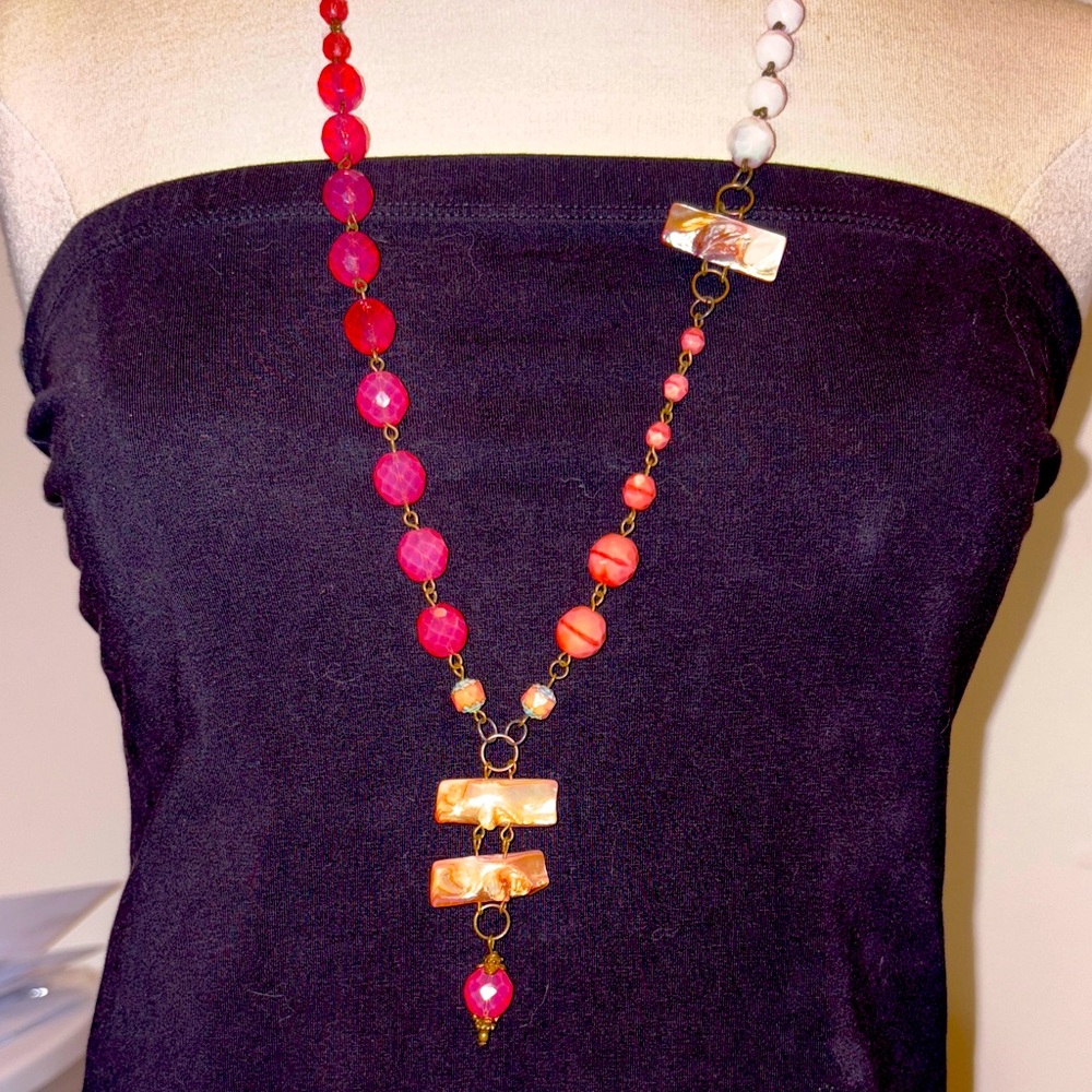 Mother of Pearl, and glass vintage Neaklace
